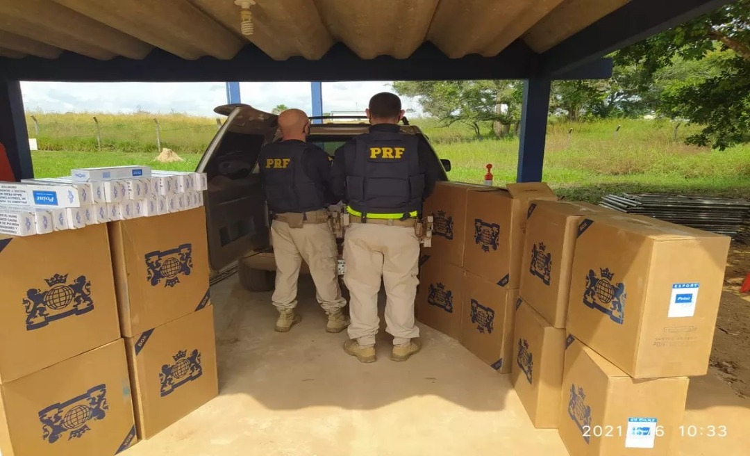 PRF apreende veículo com 8 mil maços de cigarro; homem consegue fugir